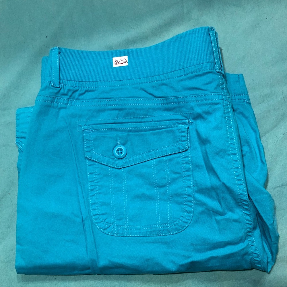 #32 shorts, blue colored, Gloria Vanderbilt, size: 16
